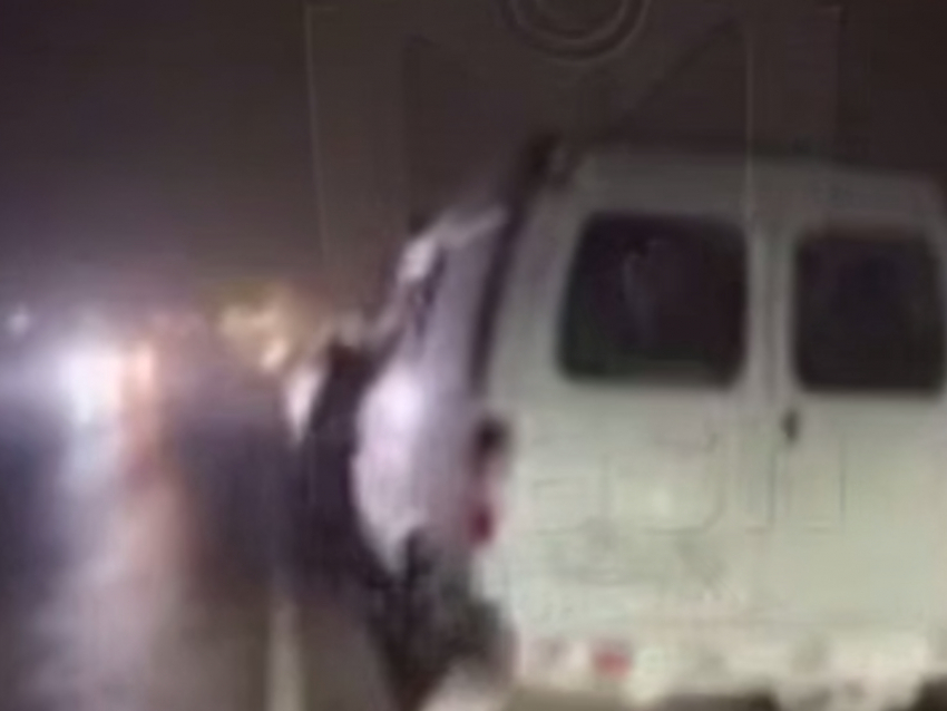 Появилось видео километровой очереди в МРЭО в Луганске