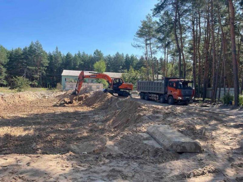 Разрушенное ВСУ здание детского корпуса больницы в Новоайдаре возводят тамбовские строители 