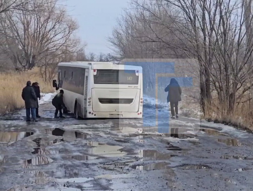 Подаренный ЛНР новый автобус провалился в яму в Краснодоне: движение по дороге было перекрыто