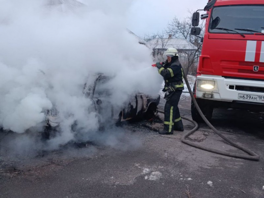 Легковой автомобиль загорелся на одной из улиц Лисичанска ЛНР