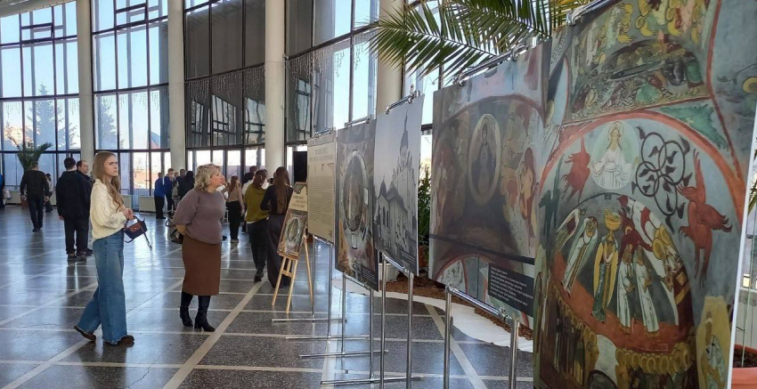 В Луганске представили копии фресок из объекта наследия ЮНЕСКО