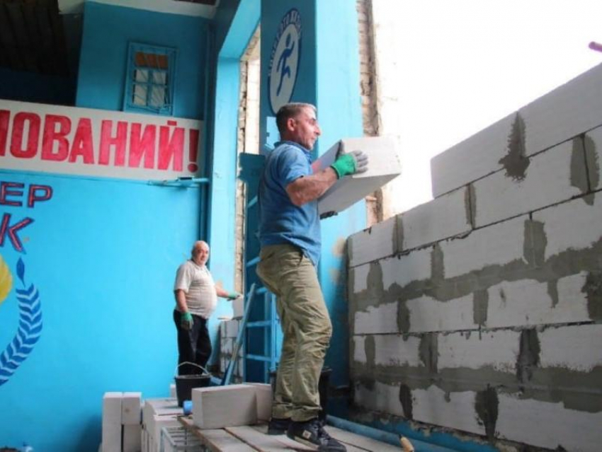 Капитальный ремонт спорткомплекса «Шахтёр» продолжается в Свердловске 