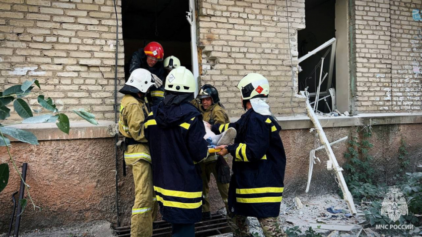 Количество пострадавших в результате обстрела Луганска выросло до 35 человек: 7 человек достали из-под завалов