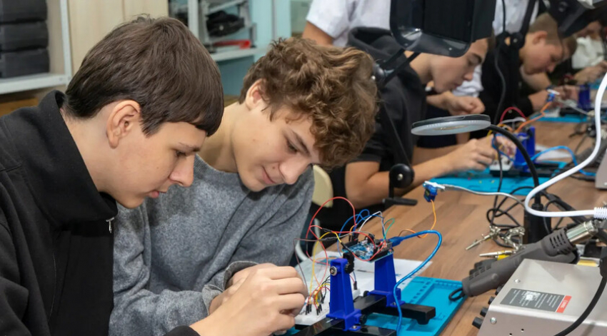 Профессионалитет в ЛНР: новые кластеры откроют в строительстве и агросекторе