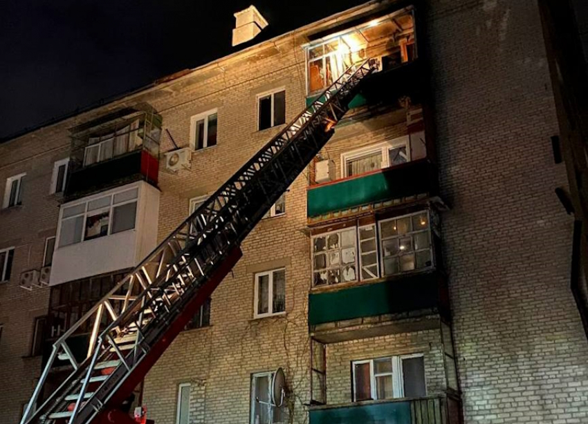 Из-за загоревшейся в квартире елки в Луганске эвакуировали из дома 35 человек