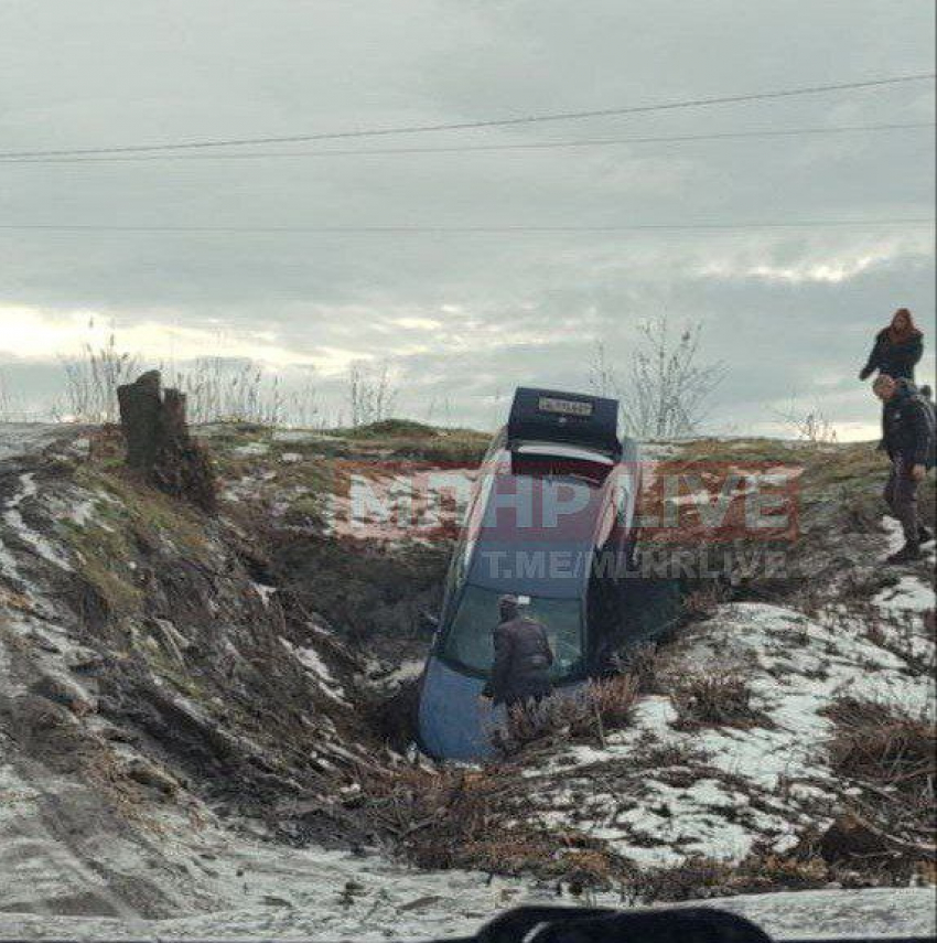 В ЛНР легковушка вылетела с дороги в овраг