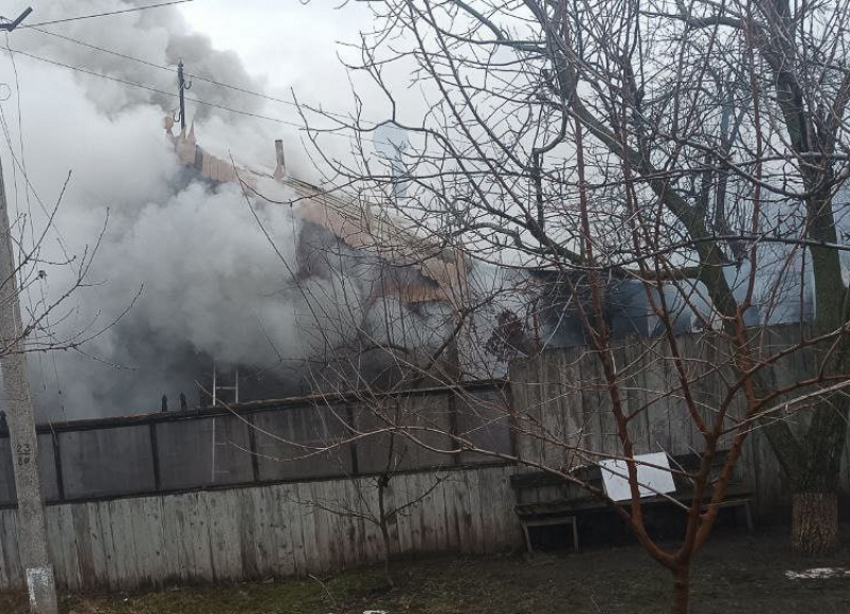 Уничтожена крыша, стены и личные вещи: в Лисичанске горел жилой дом