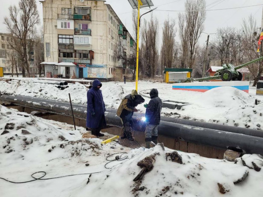 Непогода не помешала работе Татарстанских специалистов по ремонту теплопровода в Лисичанске ЛНР 