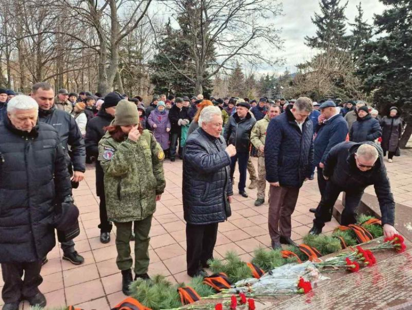 Цветы к памятнику воинам-интернационалистам возложили ветераны-«афганцы» в Луганске 