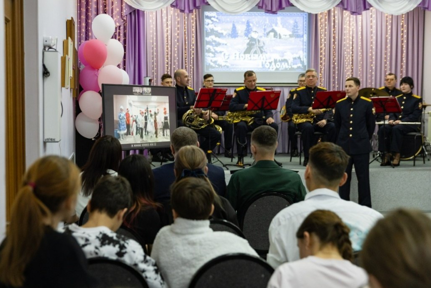 Новогоднее чудо: воспитанники детских домов Луганска и Хабаровска поздравили друг друга онлайн