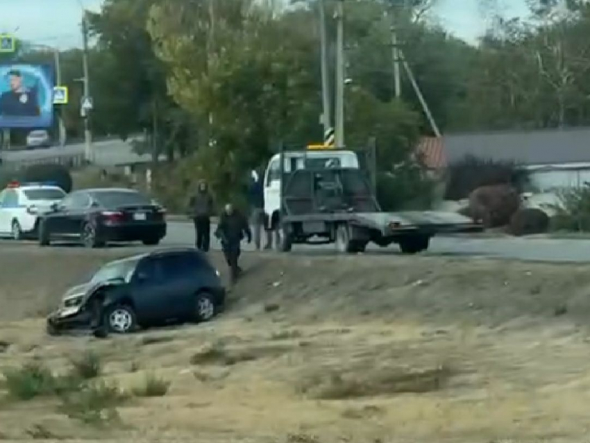 Автомобиль слетел с трассы после суровой аварии в Луганске