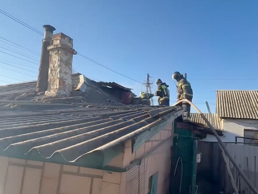 Чудом избежали трагедии: в Луганске пожарные спасли дом с ребенком внутри