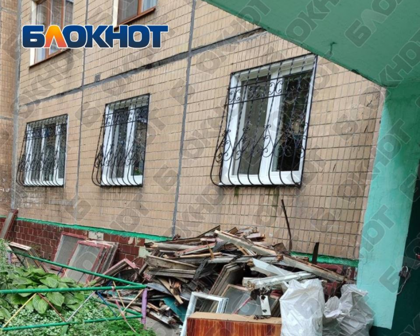 Жители Луганска жалуются на брошенные оконные рамы у подъезда