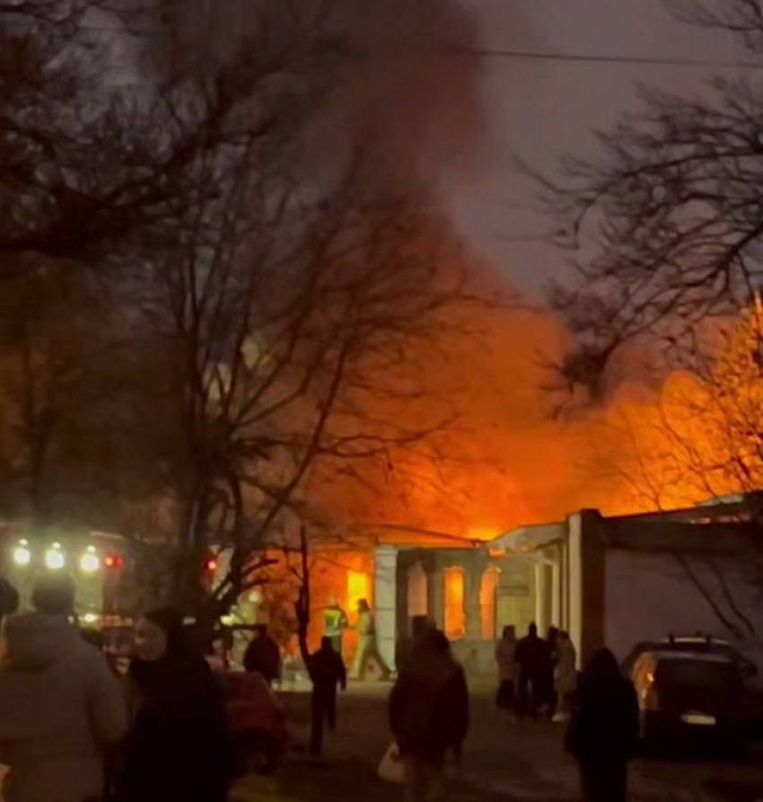 На 50 лет Октября в Луганске полыхало здание