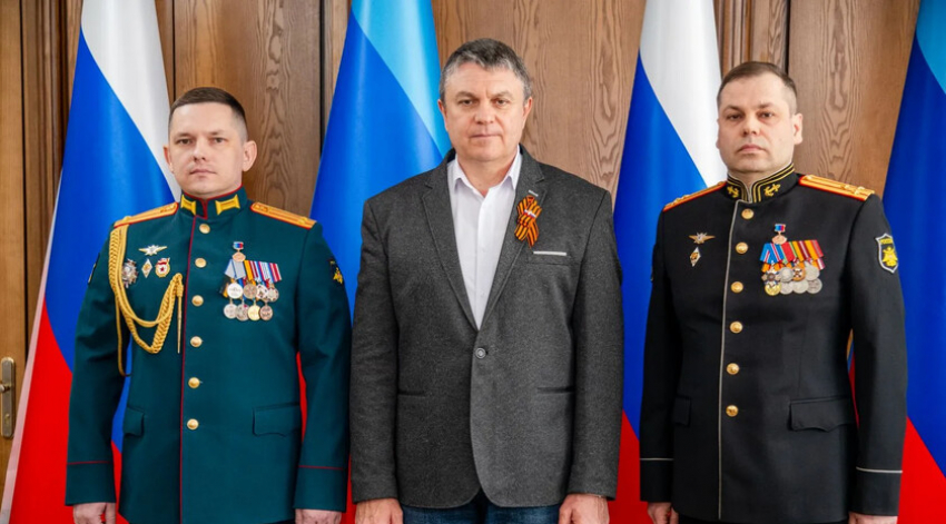 Звезды Героев: Леонид Пасечник наградил выдающихся офицеров ко Дню ЛНР