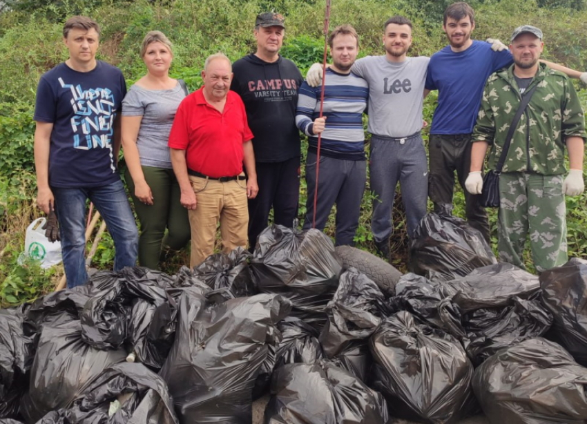 В Луганске прошла уборка побережья реки Ольховая от бытового мусора