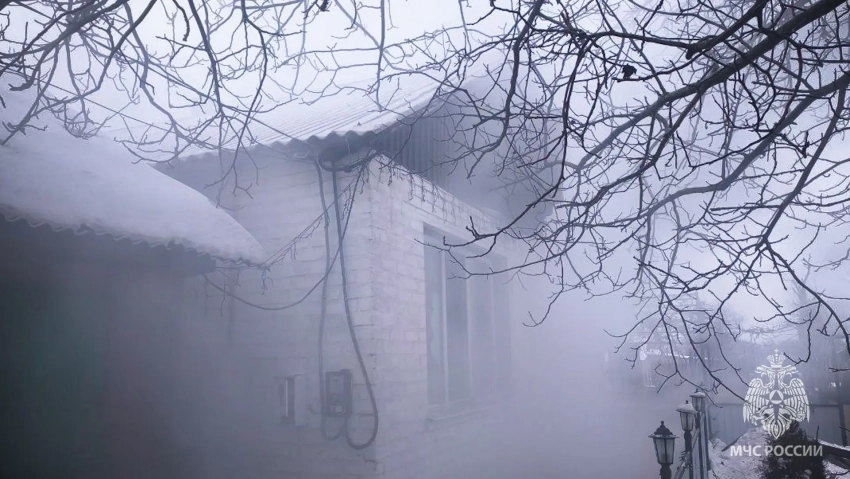 Спасатели МЧС отстояли дом в Свердловском районе ЛНР от крупного пожара