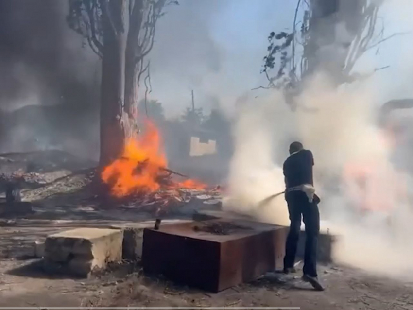 В Первомайске полицейским ЛНР пришлось тушить пожар во дворе колледжа