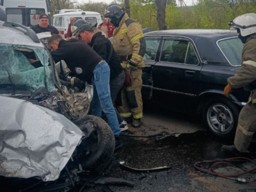Страшная авария под Молодогвардейском ЛНР: спасателям пришлось деблокировать погибшего мужчину