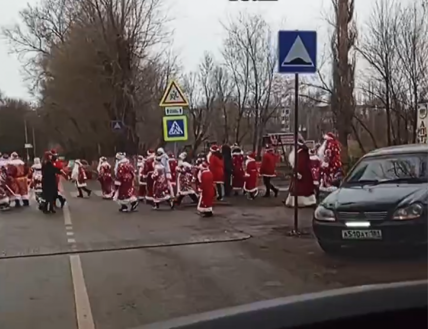 Праздник посреди города: толпа Дедов Морозов разгуливает по Луганску