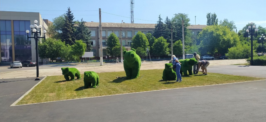 В Луганске на улице Оборонной появились зеленые медведи