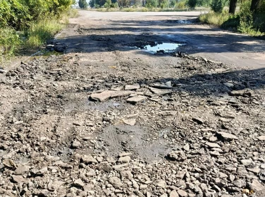 В Лисичанске отремонтировали дорогу, но она выглядит как до ремонта