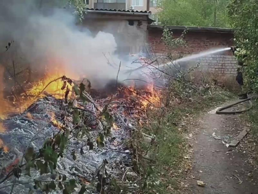 В Антраците ЛНР горели 25 квадратных метров мусора