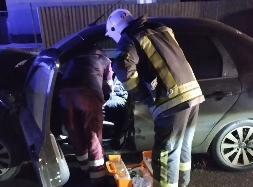 Столкновение двух легковушек в Новопскове - водителя зажало