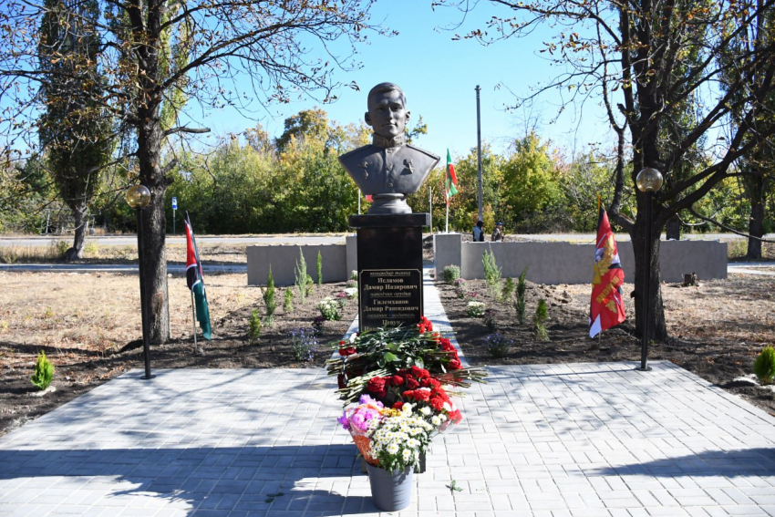 В Золотом ЛНР открыли бюст Героя России Дамира Исламова
