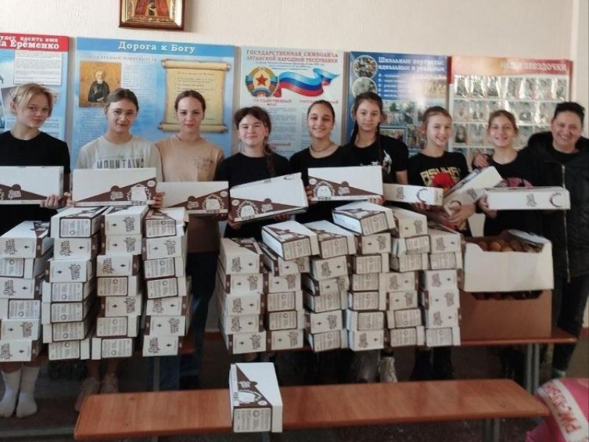 Два мешка риса и несколько ящиков яблок школьникам из Луганска подарили друзья из Краснодарского края 