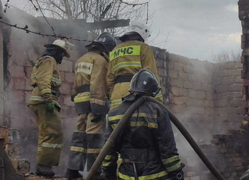 От дома остались одни стены: трое пенсионеров погибли на даче под Алчевском