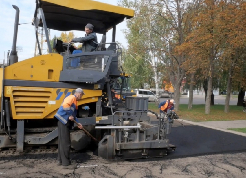 За неделю дорожники Луганска уложили новый асфальт на четырех улицах города 