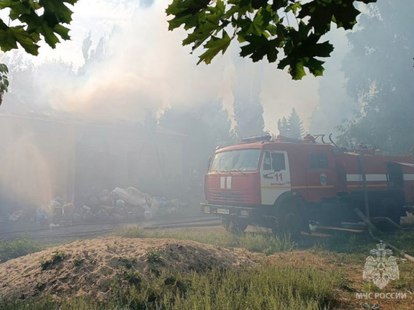 В Антраците ЛНР загорелось одно из зданий городской больницы