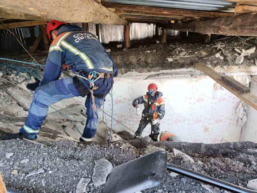 Снаряд попал в крышу и проломил потолок в квартирах: последствия обстрелов Сватовского района ликвидируют спасатели из Саратова 