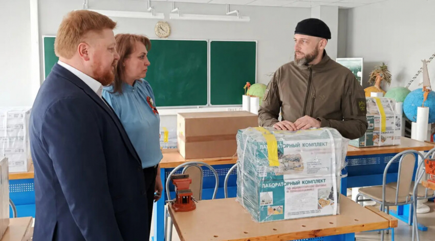 Курчатовский институт передал оборудование для уроков физики школе в Луганске