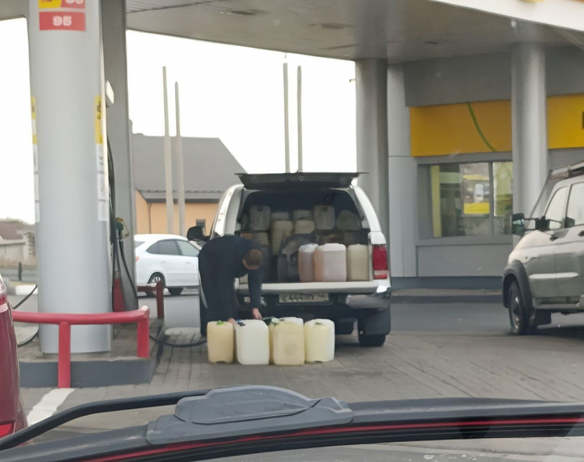 В Луганске автомобилисты массово запасаются бензином