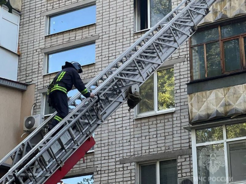 Двух пострадавших вызволили из лап огня в Луганске