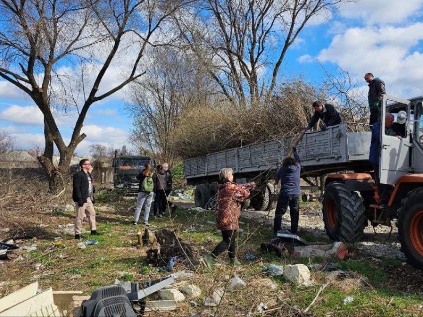 Администрация Луганска вывезла 450 кубометров мусора после субботника