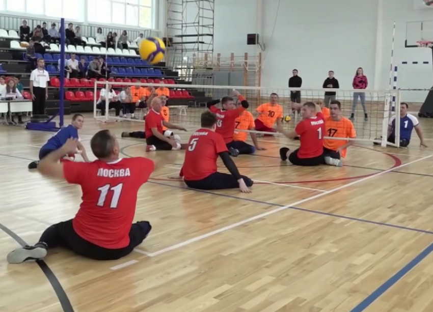 Получившие тяжелые ранения бойцы СВО приняли участие в соревнованиях по волейболу сидя в Луганске