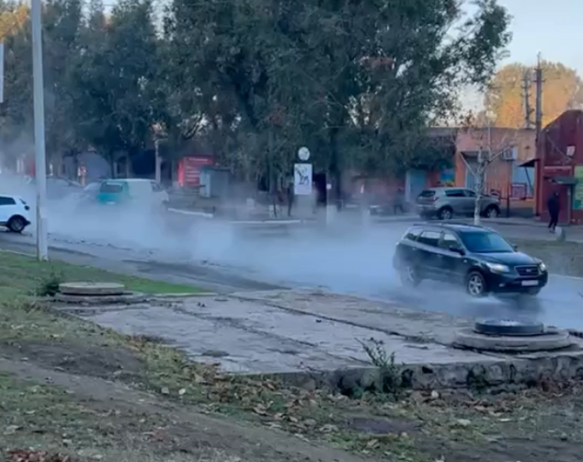 Алчевск: после старта отопления на дороге образовался пар