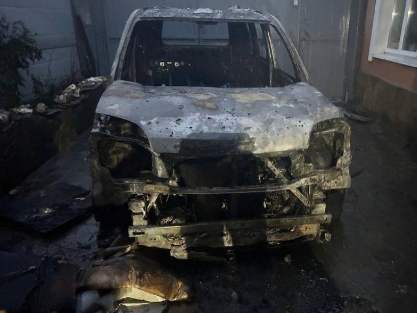 Дом и легковое авто загорелись в Ровеньках ЛНР  