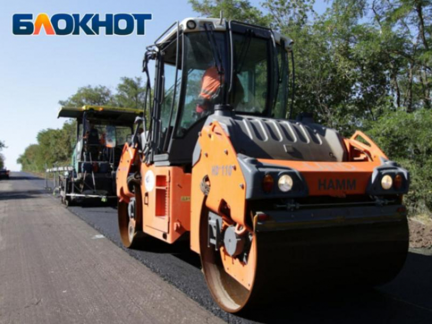 Специалисты ремонтируют дорожное покрытие единственного в Луганске проспекта