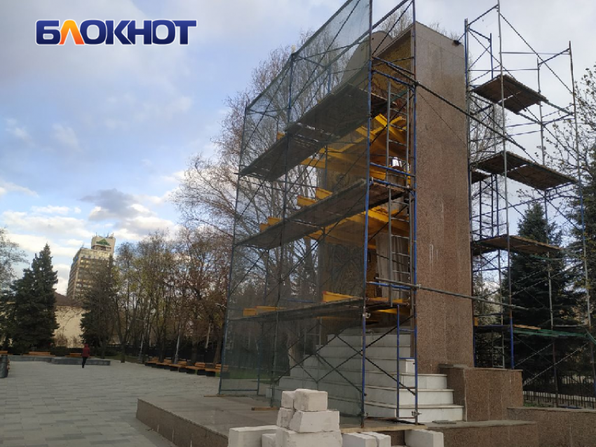 В Луганске восстанавливают мозаичное обрамление скульптуры Божией Матери