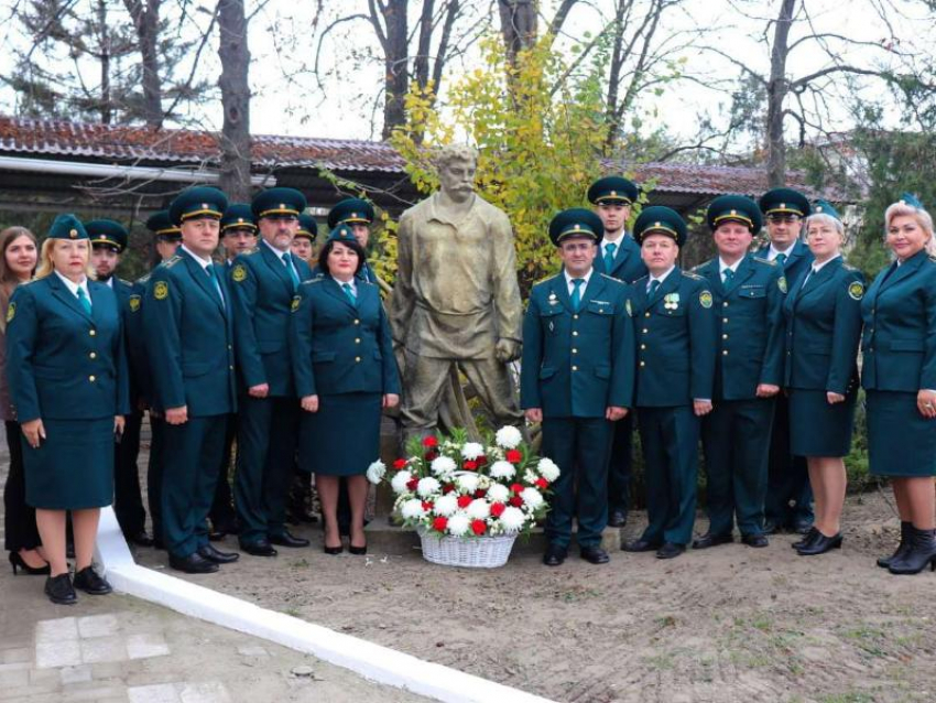 Работники Луганской таможни почтили память земляка Павла Луспекаева, сыгравшего таможенника в фильме «Белое солнце пустыни»  