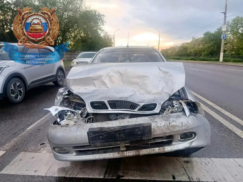 В Луганске при жестской аварии пострадали молодая женщина и семилетний ребенок