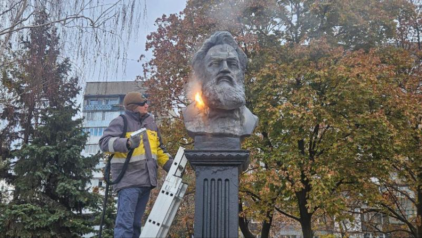 В Алчевске реставрируют бюст основателя города