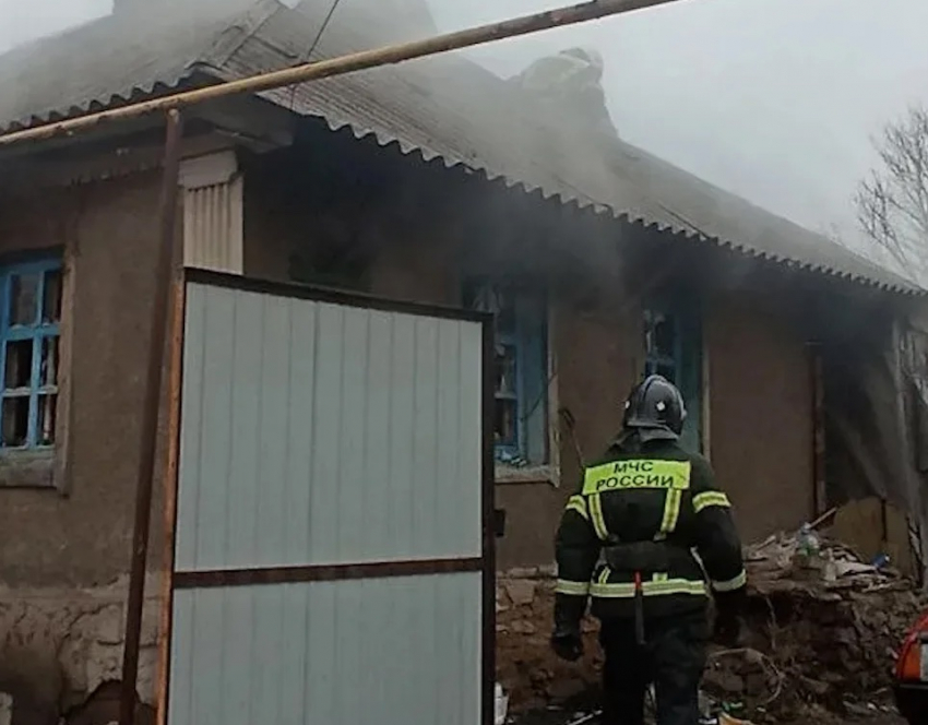 Спасатели МЧС ЛНР предотвратили крупную трагедию на пожаре в пгт. Успенка