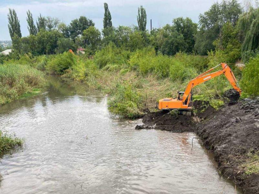 Под защитой от затоплений окажутся 95 гектаров Луганска: росводресурсы расчищают главную городскую реку  