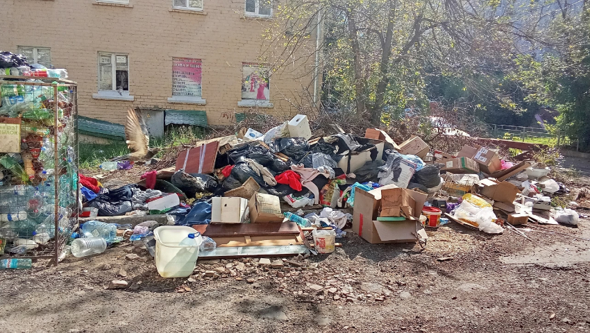 В Луганске сразу две огромные свалки — коммунальщики бездействуют