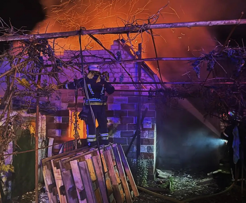 В Счастье ЛНР сгорел дачный дом, огонь угрожал соседним постройкам